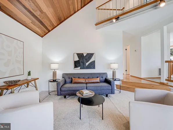 15230 Louis Mill Dr, Chantilly, VA 20151