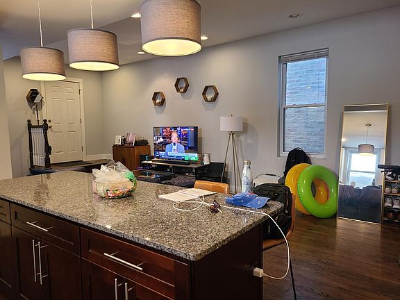 5th image of 1033 N Paulina St APT 2R