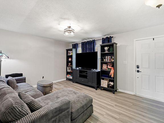 5th image of 246 Quebec Way