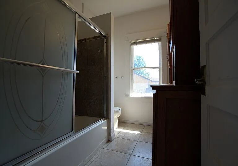 2406 E Columbia St — Photo 2