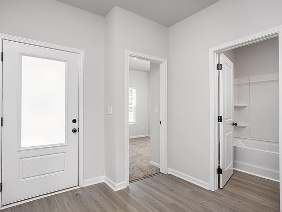 5th image of 360 Chedworth Dr