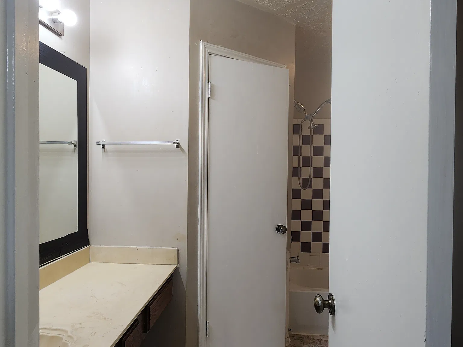3 bed, 2.5 bath, 2040 sqft, $2,000 — Photo 3