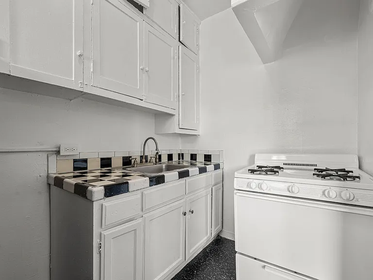 2892 W 7th St — Photo 5
