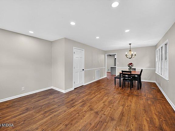 3rd image of 4633 Glenwood Dr