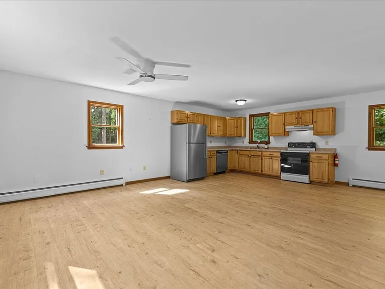 1672 Sweet Hollow Rd — Photo 19