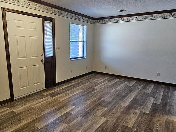 3rd image of 102 Hampshire Cir