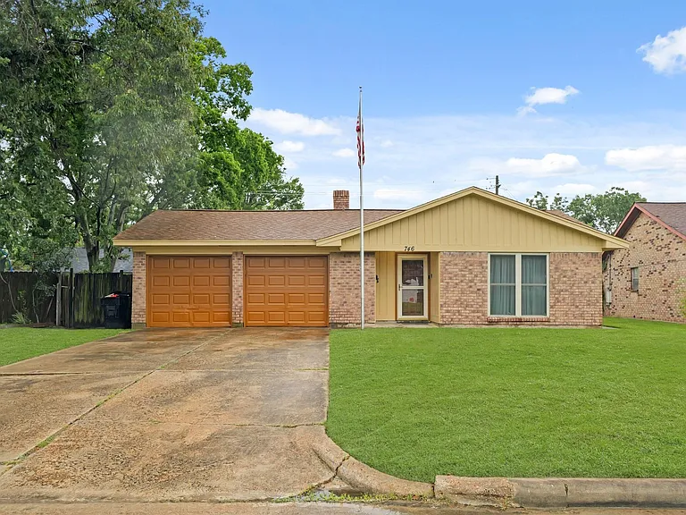 746 Fawn Dr — Photo 2