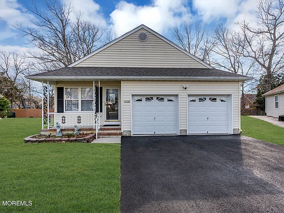 4th image of 1428 Petunia Way S