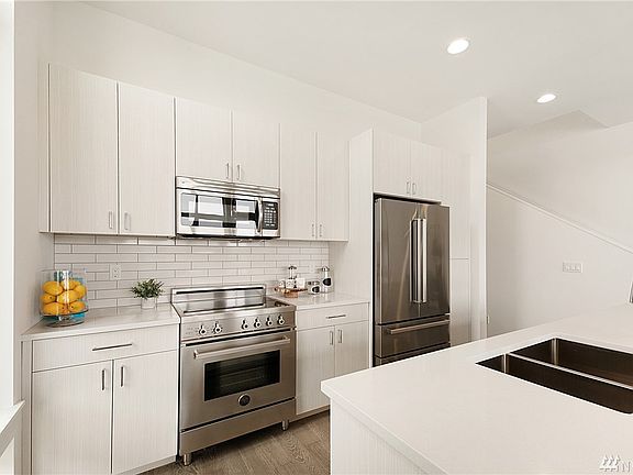 5th image of 2614 14th Ave W