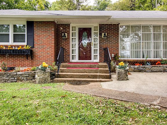 2nd image of 634 W Nocturne Dr