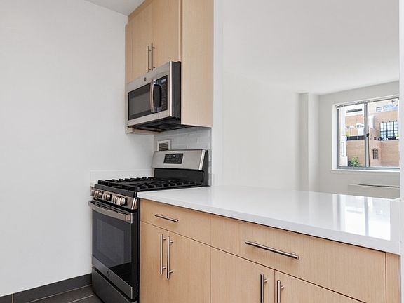 3rd image of 100 Jane St #Penthouse J