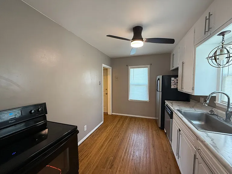 313 W 15th St — Photo 6