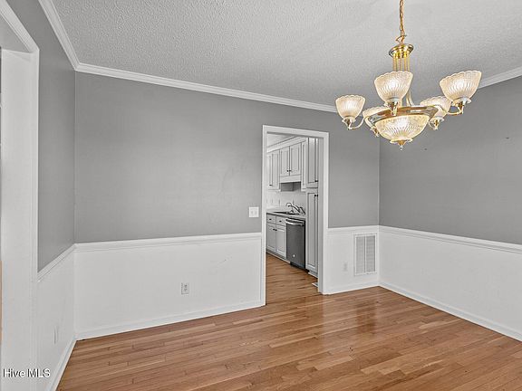 5th image of 211 Wesley Drive