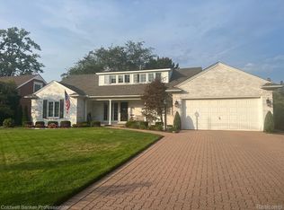 46 Newberry Pl, Grosse Pointe Farms, MI 48236
