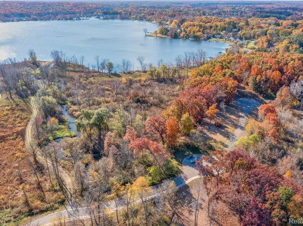 1 Venice Ct, Brighton, MI 48116