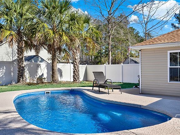 3rd image of 202 Beaubrook Boulevard