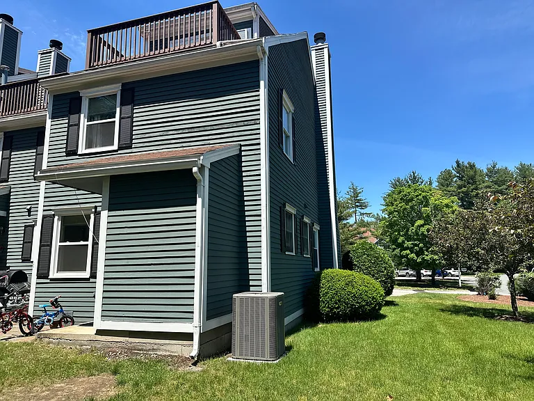125 Cadogan Way — Photo 3