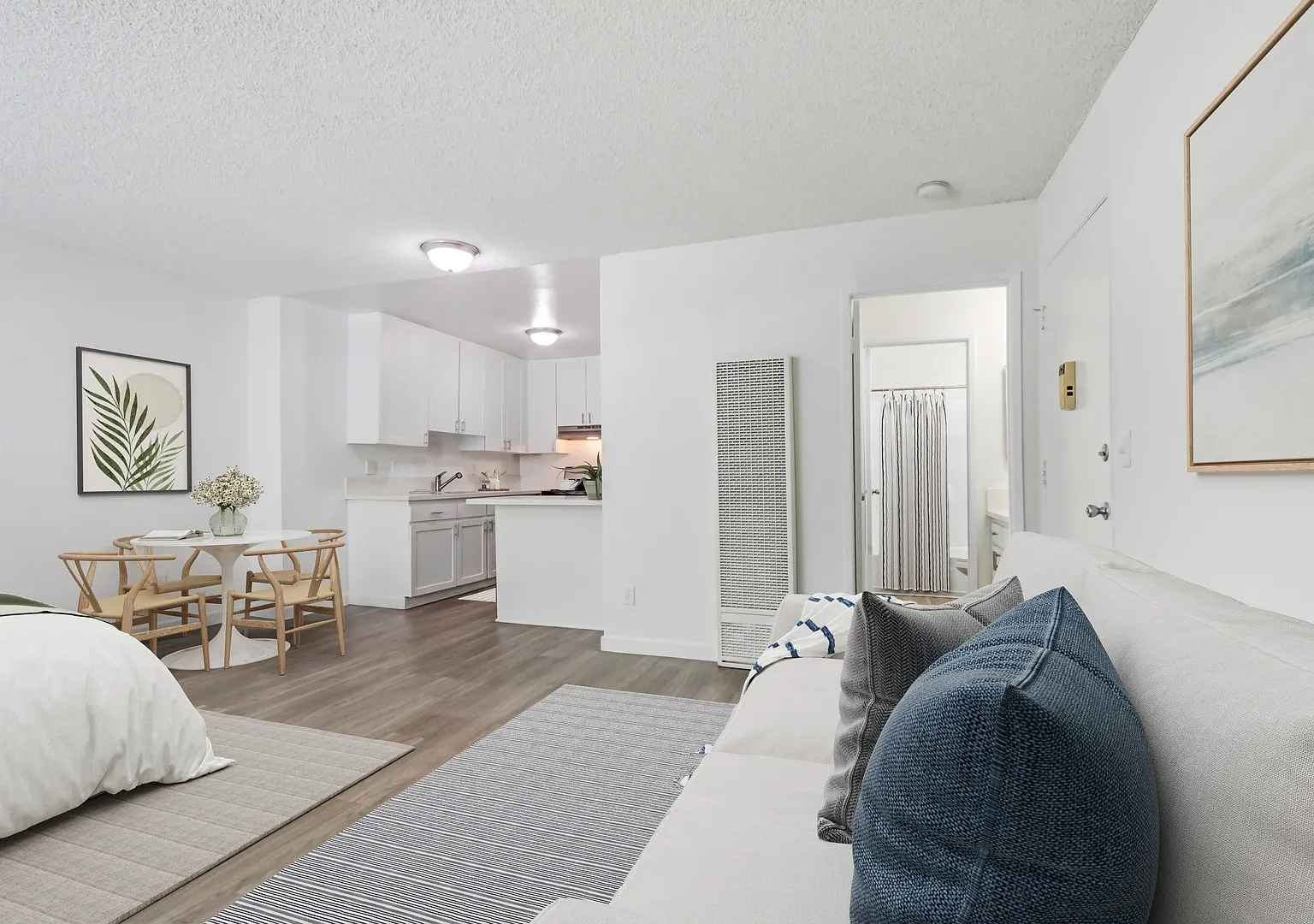 Country Club Apartments — Photo 2