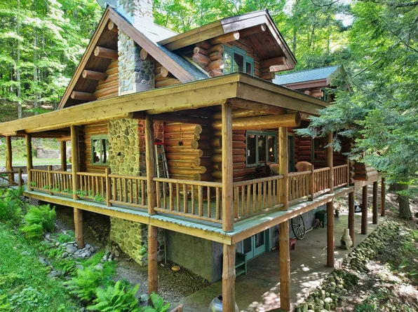 243 Smoky Lake Dr, Iron River, MI 49935