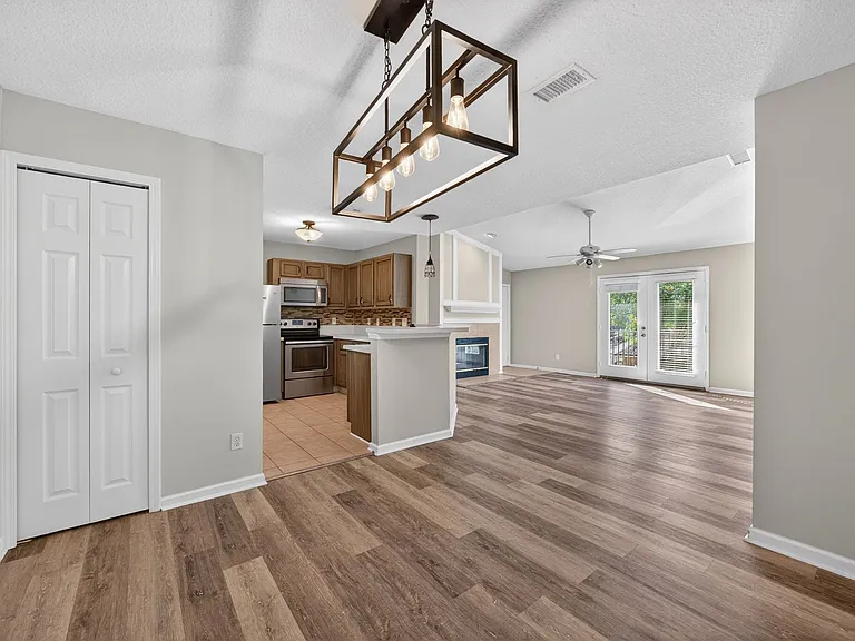 13727 Richmond Park Dr N #105 — Photo 7
