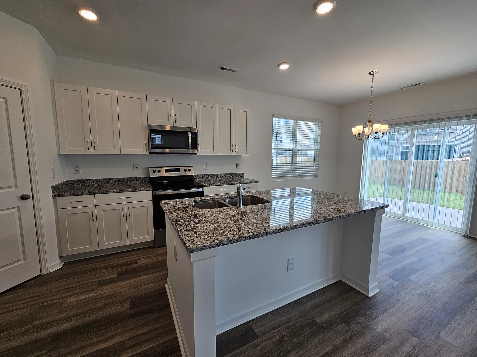 4 bed, 2.5 bath, 1760 sqft, $2,275 — Photo 3