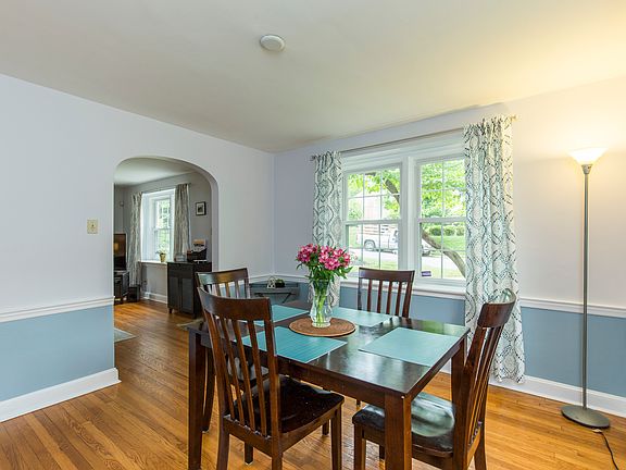 Dining room -hardwood floors