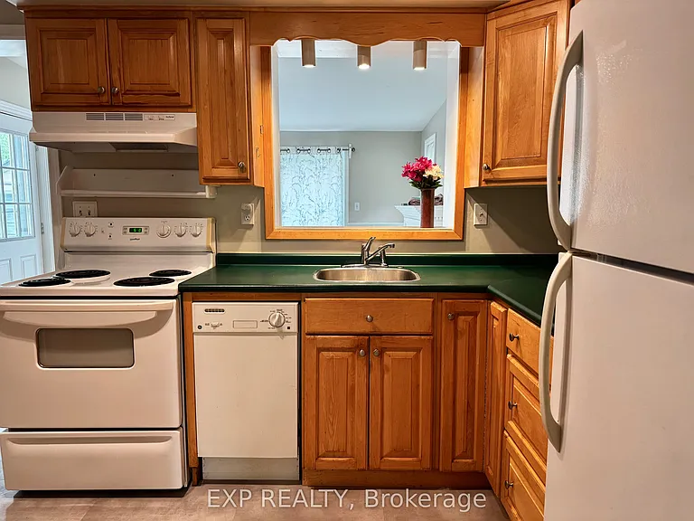 108 Katherine St — Photo 6