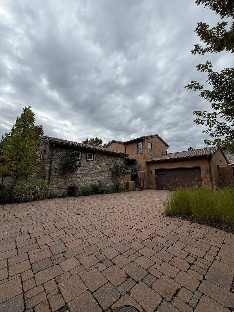Beautiful 3 Bd Home With Large Living Space & District 20 Schools! — Photo 1