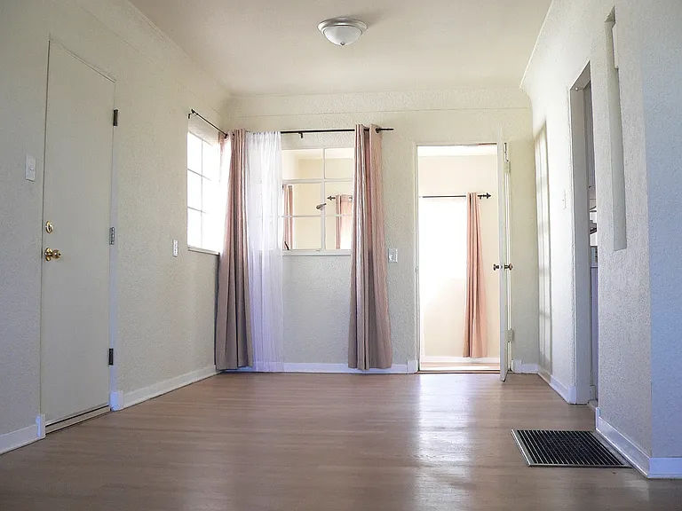 406 Carlisle Blvd SE — Photo 9