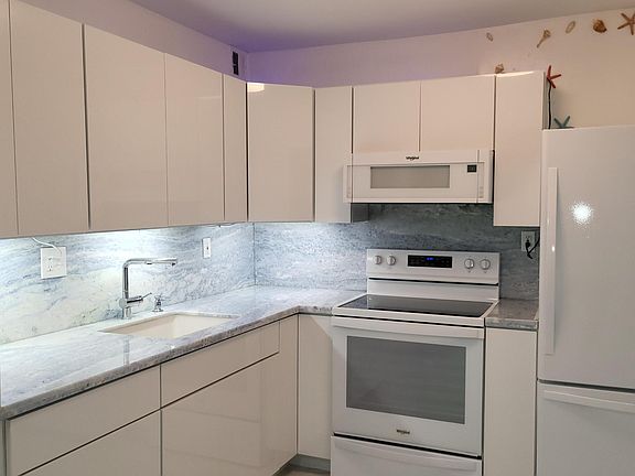 5th image of 15054 Ashland Way #83