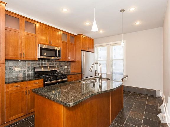 3rd image of 1036 W Balmoral Ave #1A