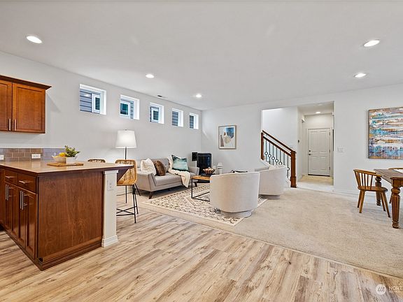 4th image of 19222 143rd Street E