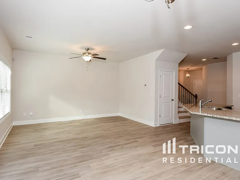 221 Ireland Ln — Photo 7
