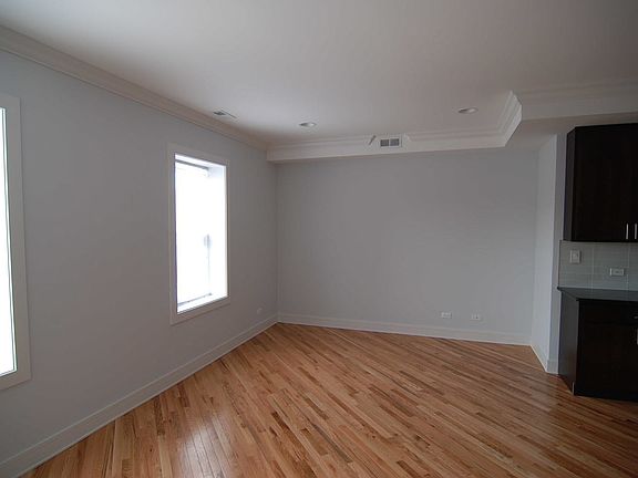 4th image of 6134 N Washtenaw Ave APT 3F