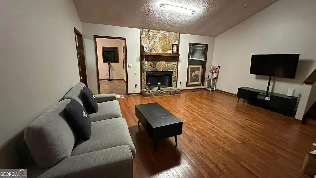 5 bed, 3.0 bath, 2628 sqft, $1,000 — Photo 2