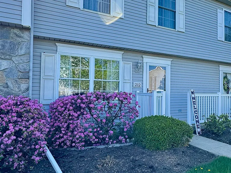 212 Birchtree Ct — Photo 2