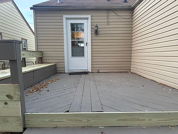 5th image of 28655 Maplewood St