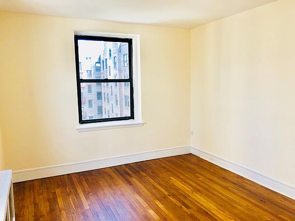 4th image of 230 Martine Ave
