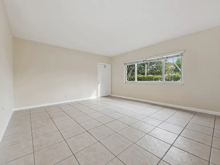 1000 NE 9th Ave #1 — Photo 2