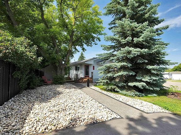 3rd image of 121 Willow Park Est