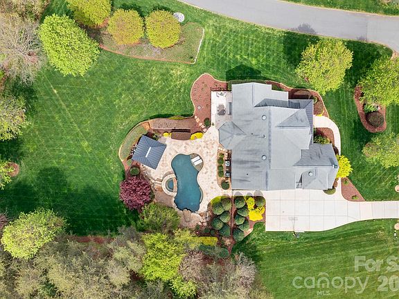 3rd image of 104 Elizabeth Brook Dr