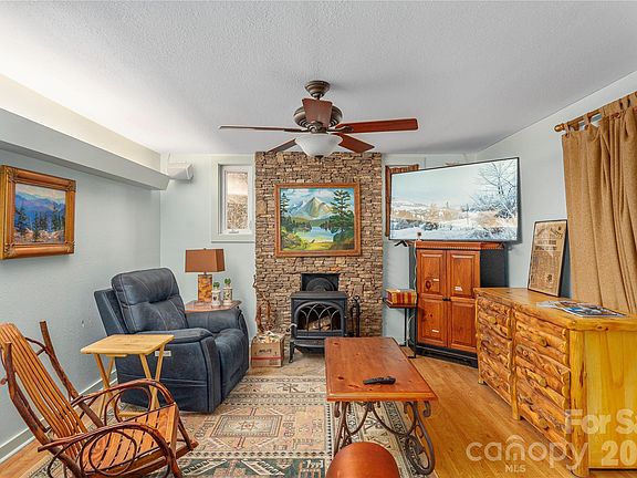 4th image of 12 Bear Cove Ln