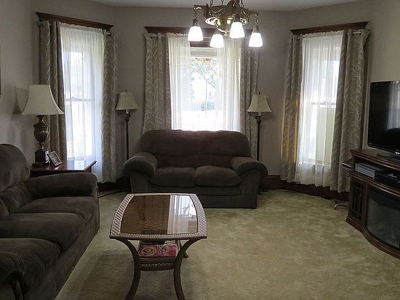5th image of 1002 E Broadway St