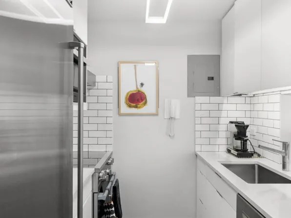 1065 Park Avenue image 5 of 12