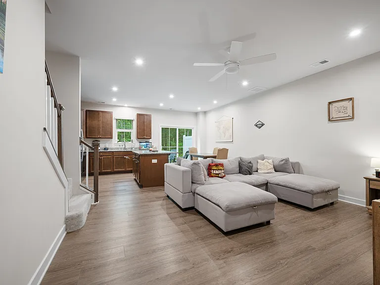 1051 Crescent Cove Ln — Photo 7