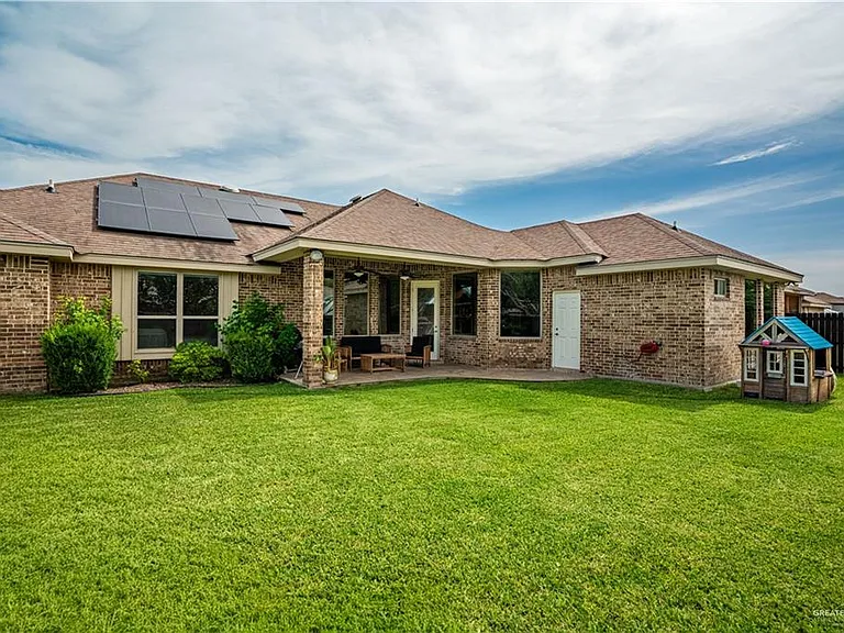 2425 Pebble St — Photo 32
