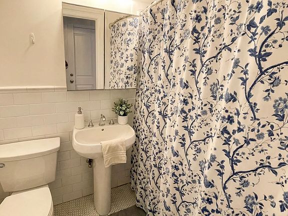 5th image of 922 Beacon St #1