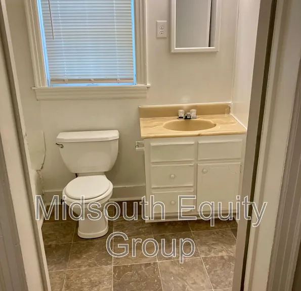 420 N McLemore Ave — Photo 8