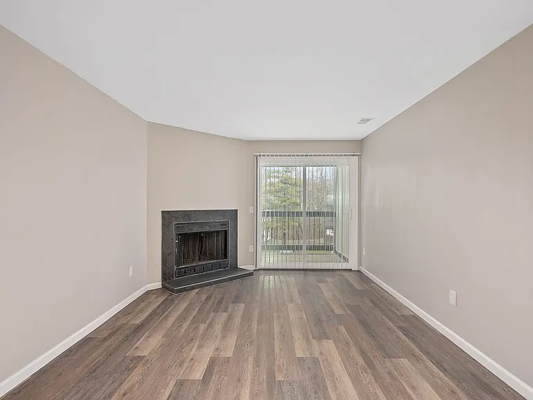 860 East — Photo 28
