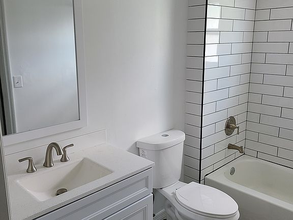 3rd image of 420 NW 20th St #4
